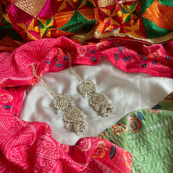 Gold & White Earrings (jhumka with sahara) - Picture 5 of 7